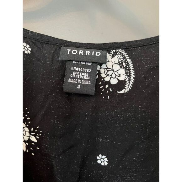 Torrid size 4 black and white floral blouse shirt v neck - Picture 2 of 4